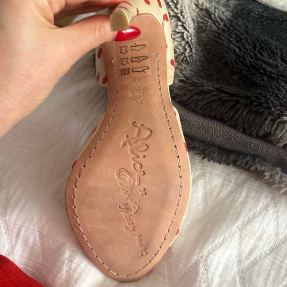 Alice & Olivia Gigi heart-print grosgrain peep-toe pump. Never worn. Size 38. - Picture 6 of 8